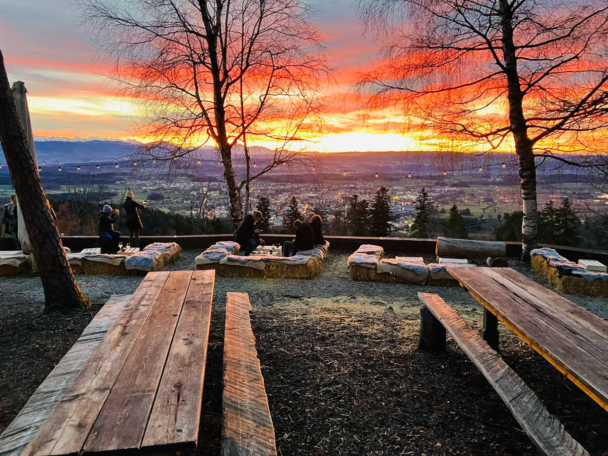 Das Panorama ist herrlich. Dennoch kamen seit dem letzten Sommer offenbar nicht mehr genügend Gäste ins «Rosinli». (Archiv) Eine Terrasse